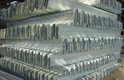 【公路波形護欄板】廠家直銷高速公路護欄板、波形護欄板、兩波護欄板、三波護欄板及其配套設施圖片_高清圖_細節圖-聊城宏遠交通設施 -