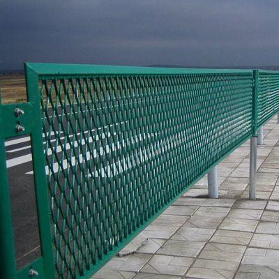 高速公路防眩網(wǎng)護欄 鋼板網(wǎng)狀護欄 公路防護隔離欄